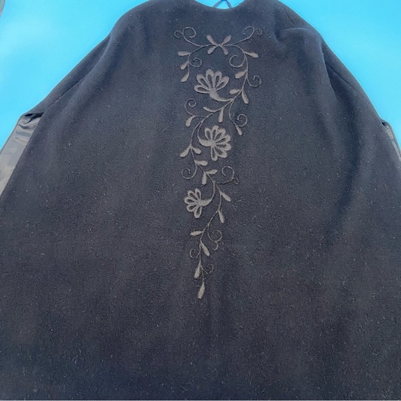 Vintage Women’s Wool Embroidered Poncho Black - Picture 4 of 10